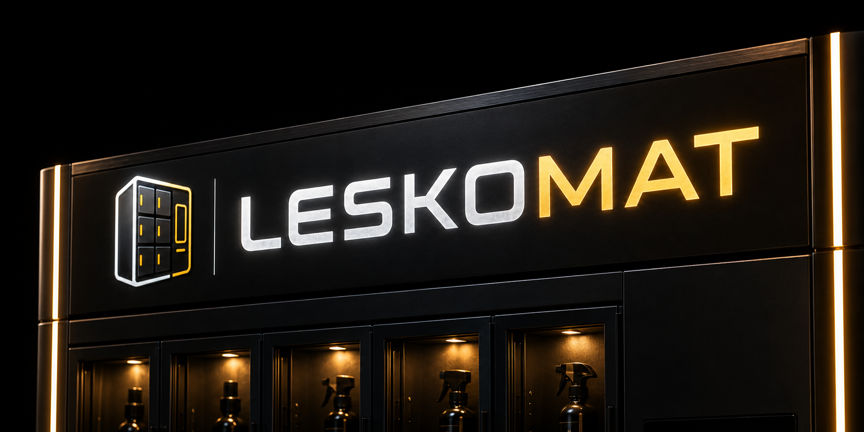 Detail nasvíceného panelu s logem Leskomat na horní části boxu